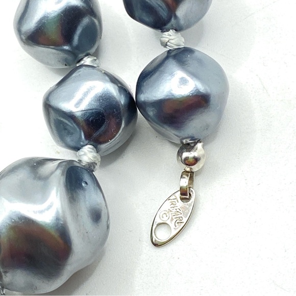 TRIFARI Gray Textured Lucite Beaded Necklace Vintage - Picture 8 of 9